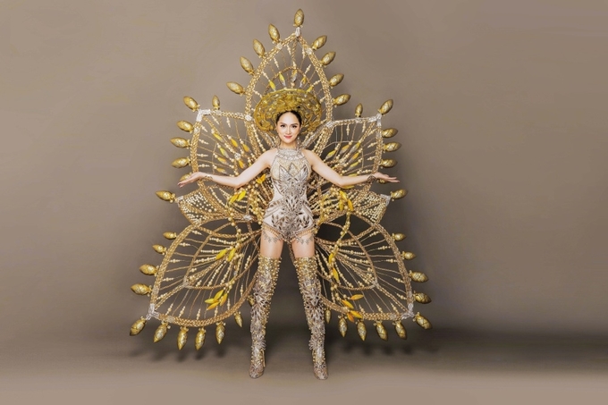 Gu thời trang của Hương Giang Idol tại Hoa hậu chuyển giới